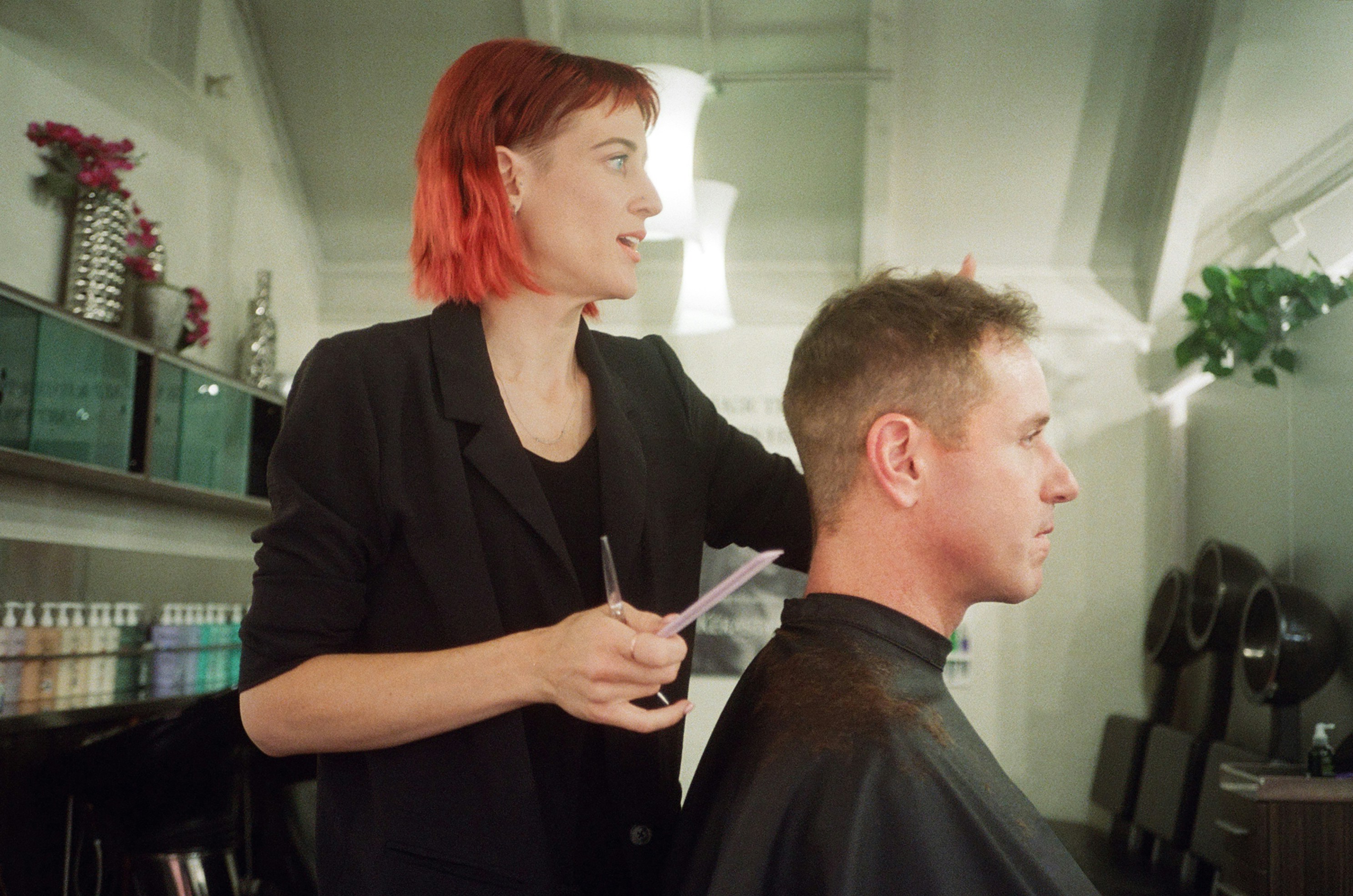 赤髪のスタイリスト、ヘアカット