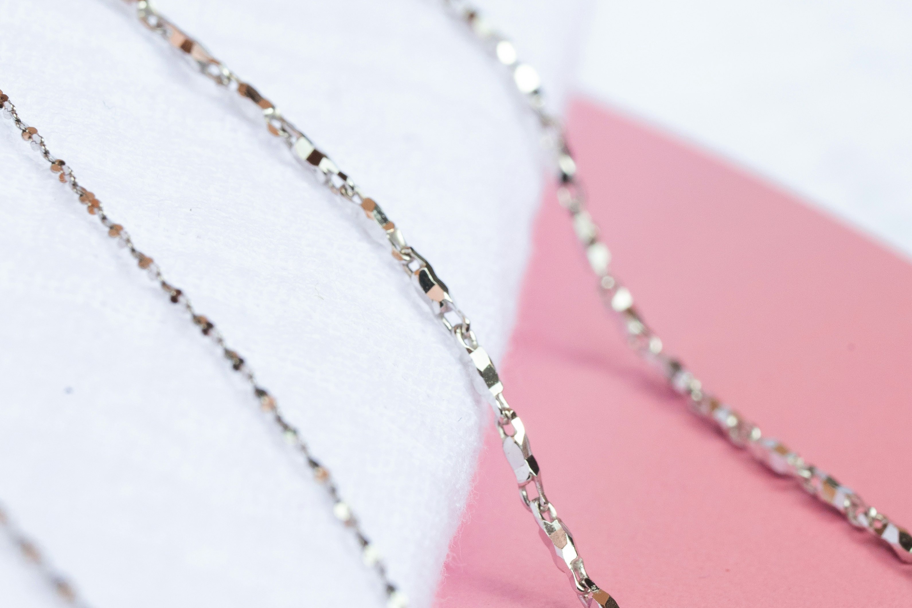 シルバーの華奢なチェーン