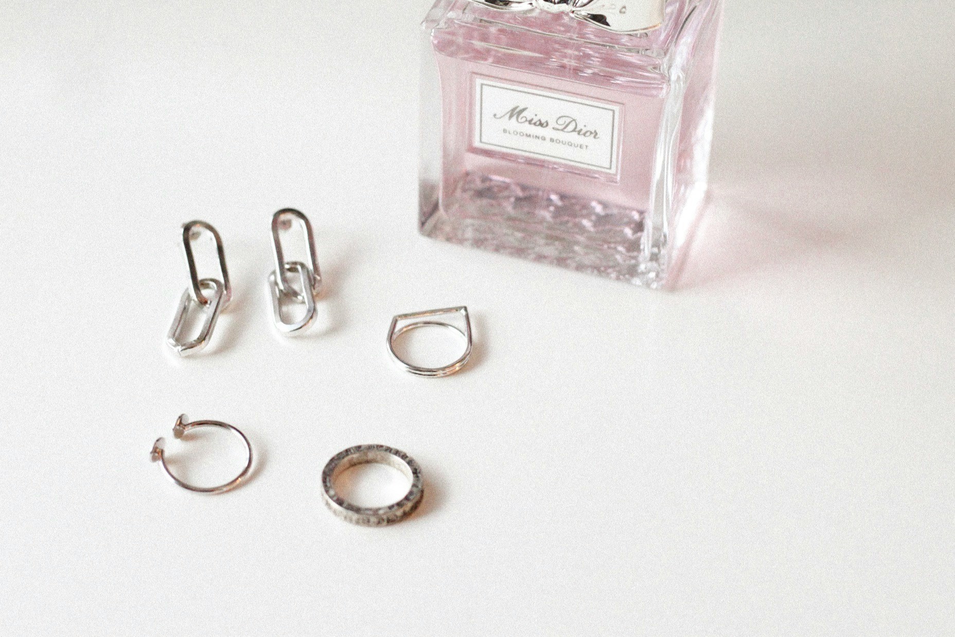 香水とアクセサリー