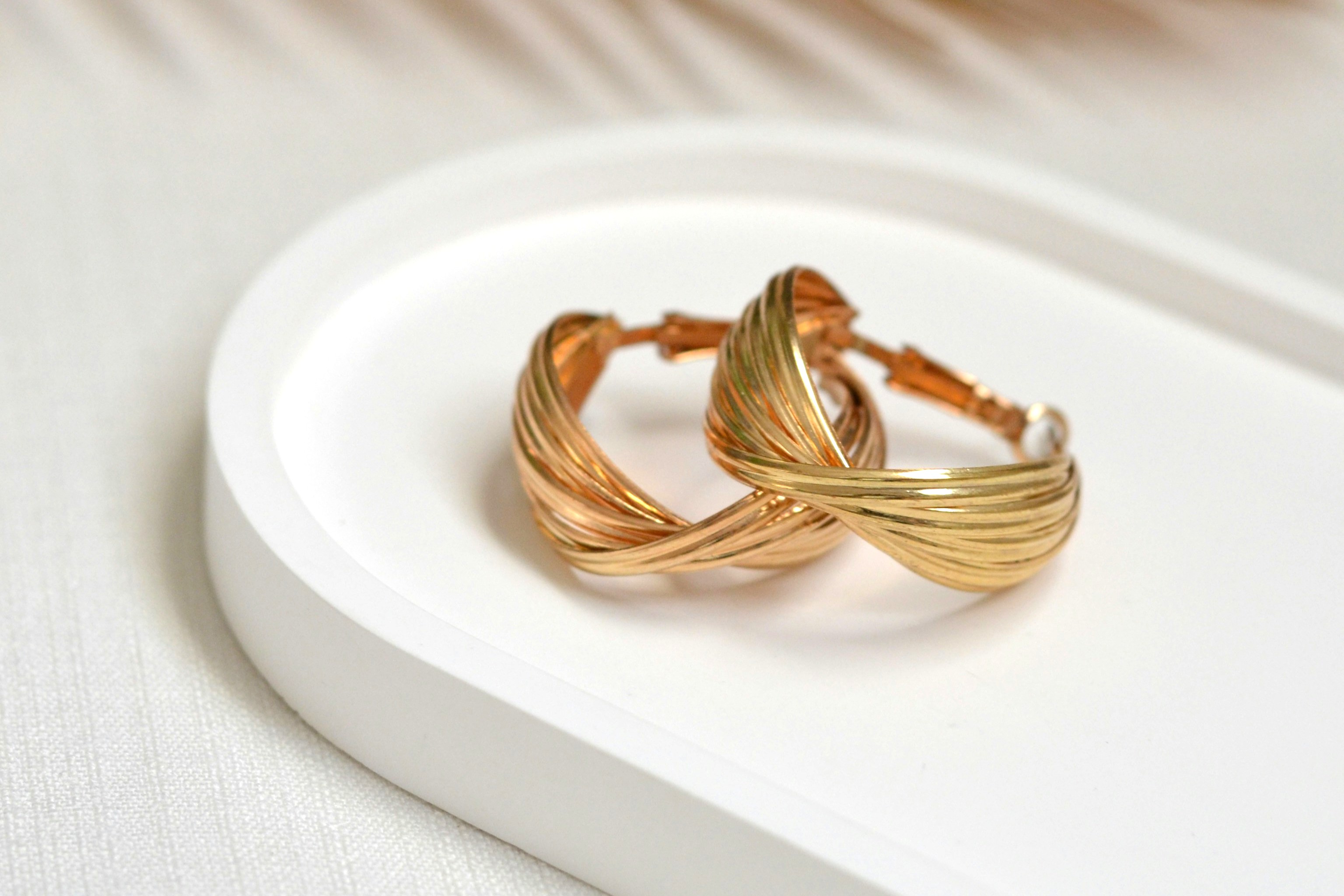 ゴールドの大きめイヤリング