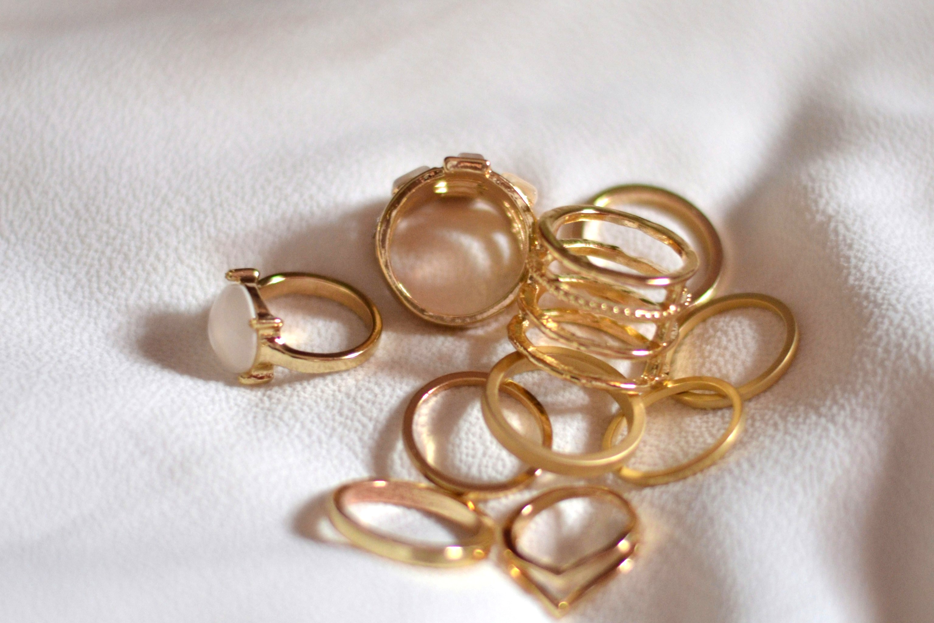 ゴールドのリング、たくさん